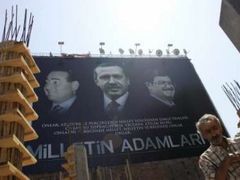 Obří billboard s tvářemi lídrů APK v Istanbulu.