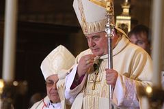 Dominik Duka převzal od papeže kardinálské symboly