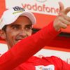 Španělský cyklista Alberto Contador slaví vítězství během 17. etapy španělské Vuelty 2012.