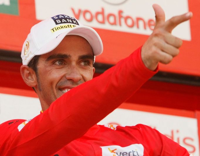 Španělský cyklista Alberto Contador slaví vítězství během 17. etapy španělské Vuelty 2012.