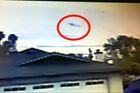 Kamera zachytila pád malého letounu na domy v Kalifornii, tři lidé zemřeli