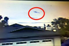 Kamera zachytila pád malého letounu na domy v Kalifornii, tři lidé zemřeli