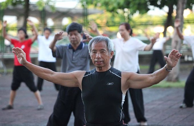 Díky cvičení Tai-chi se lidé zbavují mnoha zdravotních neduhů. Přestávají je bolet záda, kolena a mizí spousta dalších problémů.