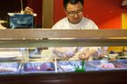 Kuchyně je součástí interiéru restaurace, jídlo se připravuje přímo před hostem.