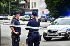 Při útoku střelců ve švédském Malmö zemřel 15letý mladík, další je vážně zraněný