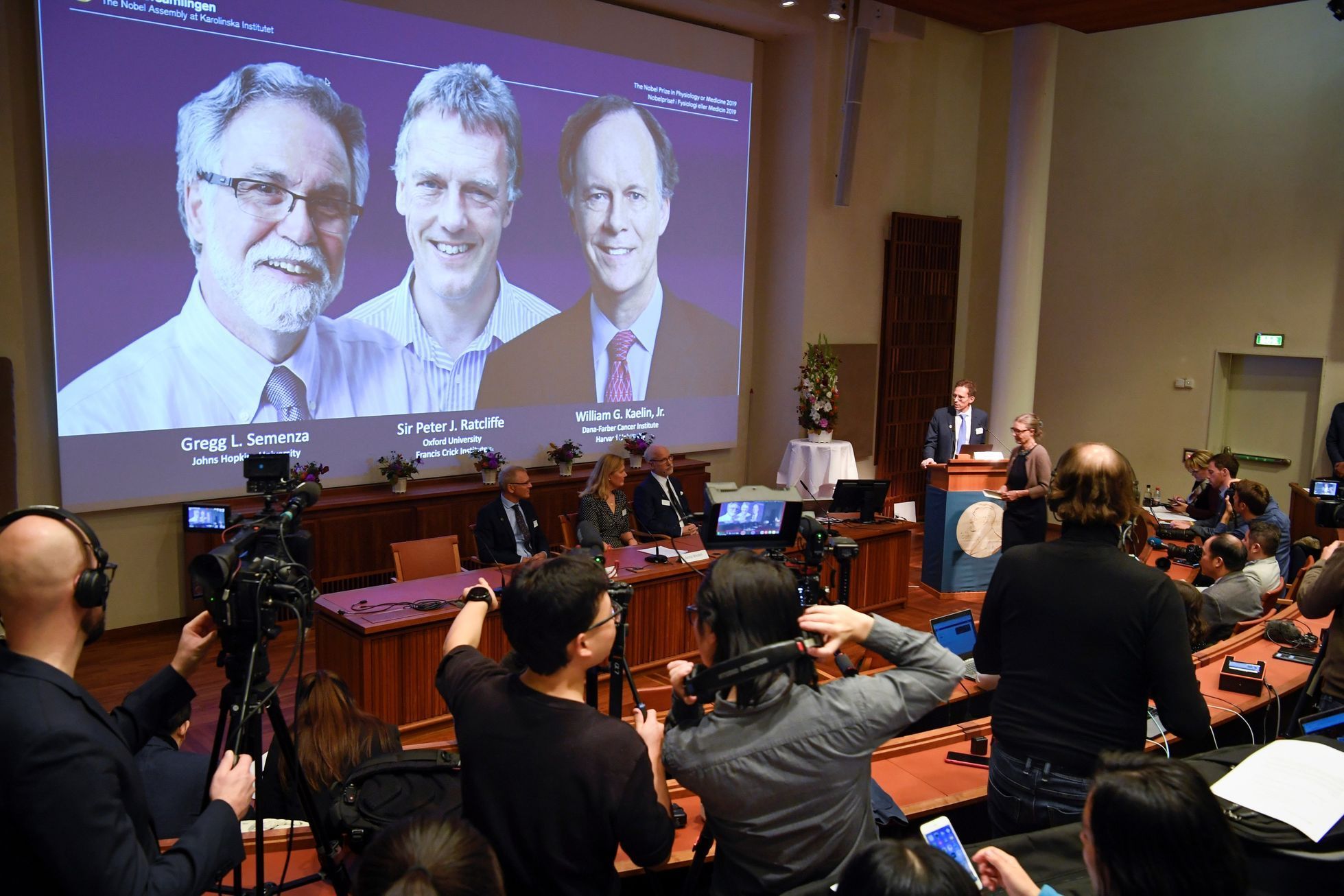 Nobelova cena za lékařství za rok 2019. Na snímku zleva Gregg L. Semenza, Peter J. Ratcliffe a William G. Kaelin Jr.