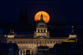 Obrazem: Superúplněk nabídl krásnou podívanou. Takto zářil v Praze, Moskvě či Larnace