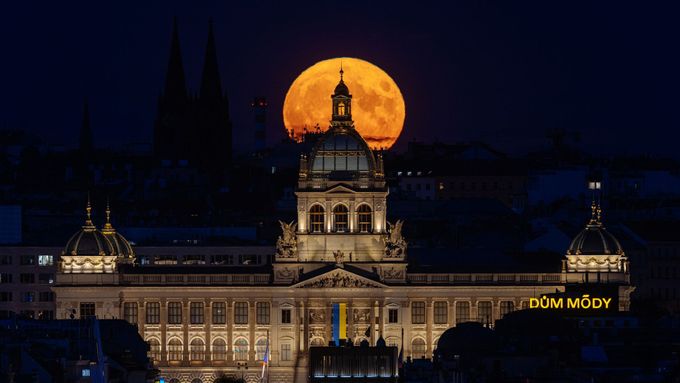 Obrazem: Superúplněk nabídl krásnou podívanou. Takto zářil v Praze, Moskvě či Larnace