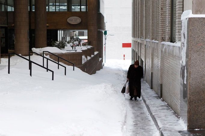 Ulice u slavné Wall Street se zúžily na minimum. Chodit se dá jen v zástupech.