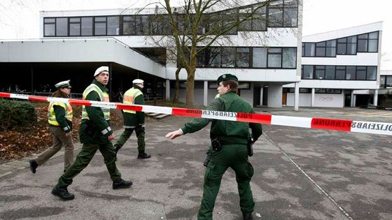 Střelec vraždil ve škole u Stuttgartu