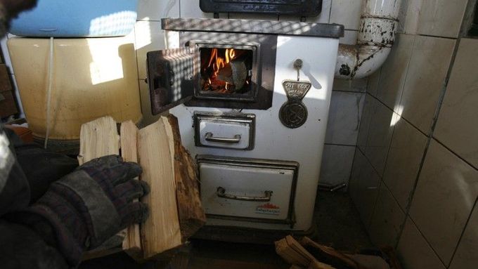 Kvůli zataveným dodávkám plynu začala řada lidí i v Maďarsku topit dřevem