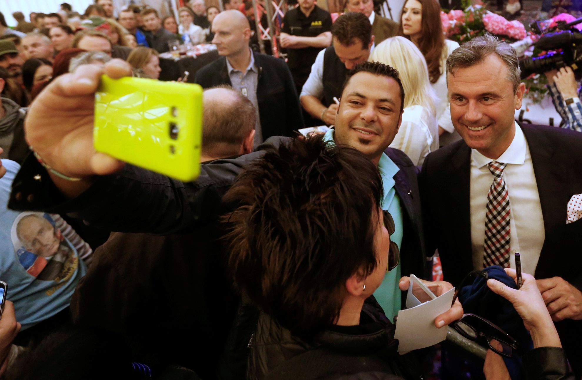 Rakousko volby A man takes a selfie with presidential candidate Hofer during a May Day event in Linz