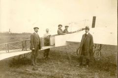 Replika Kašparova letounu zůstala kvůli větru na zemi