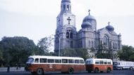 Československá autobusová stopa ale sahala mnohem dále než jen do Polska. Podvozky 706 RTOch totiž používali také v Bulharsku, konkrétně u výrobce Čavdar. Toto je typ M66, který RTO připomíná i tvarem karoserie, přestože ta licenční nebyla. Za autobusem je také běžný vozík zvyšující počet přepravených cestujících.