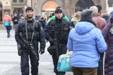 Zde policie už včera večer nasadila policisty s "dlouhými zbraněmi a balistickou ochranou", abychom citovali mluvčího pražské policie Tomáše Hulana.