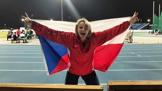 Martina Šimonová slaví zisk bronzové medaile z MS.