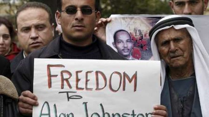 Za osvobození uneseného zpravodaje BBC v pásmu Gazy Alana Johnstona demonstrovali také Palestinci v Hebronu