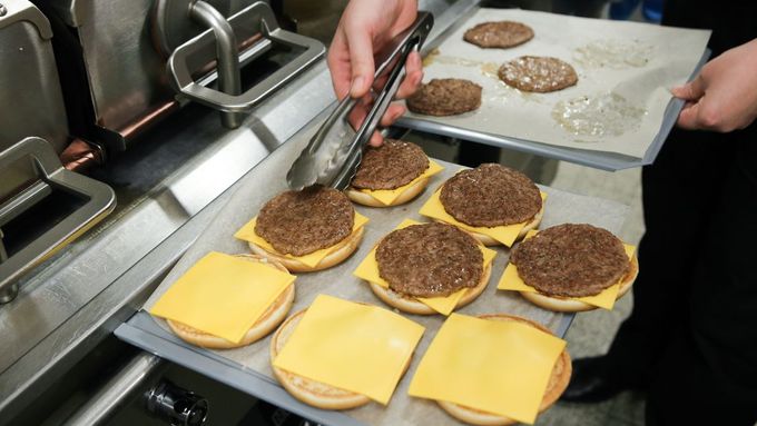Příprava hamburgerů v McDonald´s (ilustrační foto).