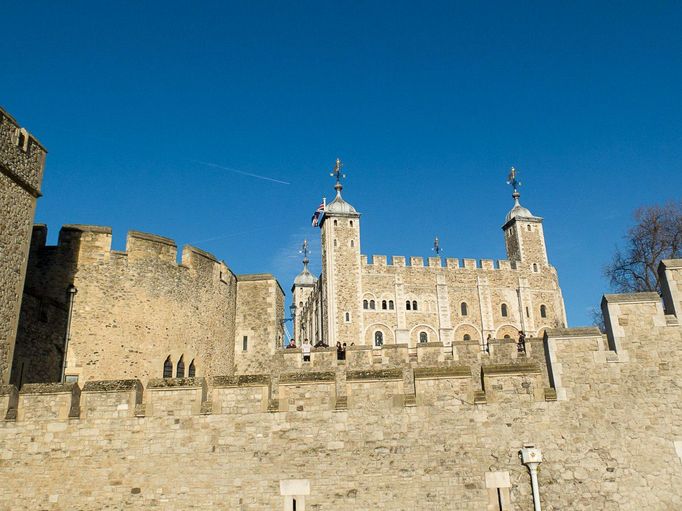 Tower of London, historická pevnost na severním břehu řeky Temže, byla postavena Vilémem Dobyvatelem v roce 1078 jako symbol normanské nadvlády.