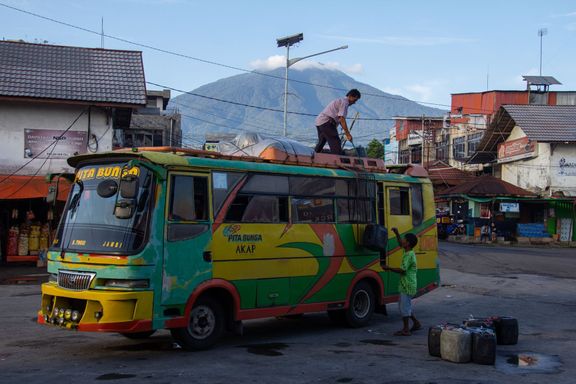 Krajina Sumatry je hornatá a seismicky nestabilní. Autobusový terminál v Bukittinggi (v pozadí hora Merapi), Sumatra, Indonésie.