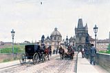 Karlův most se Staroměstskou mostní věží. V pozadí vlevo Křižovnický klášter s kupolí kostela sv. Františka. Snímek přibližně z roku 1905.