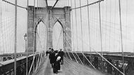 Newyorčané se po dostavění mostu obávali, že se konstrukce zřítí. Město tedy v roce 1884 přes něj nechalo přejít dvacet slonů z nedalekého cirkusu, aby se uklidnili.
