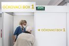380 tisíc seniorů ještě nemá třetí dávku. Méně se bojí, očkování je hůře dostupné