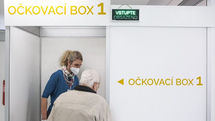 380 tisíc seniorů ještě nemá třetí dávku. Méně se bojí, očkování je hůře dostupné; Zdroj foto: Jakub Plíhal