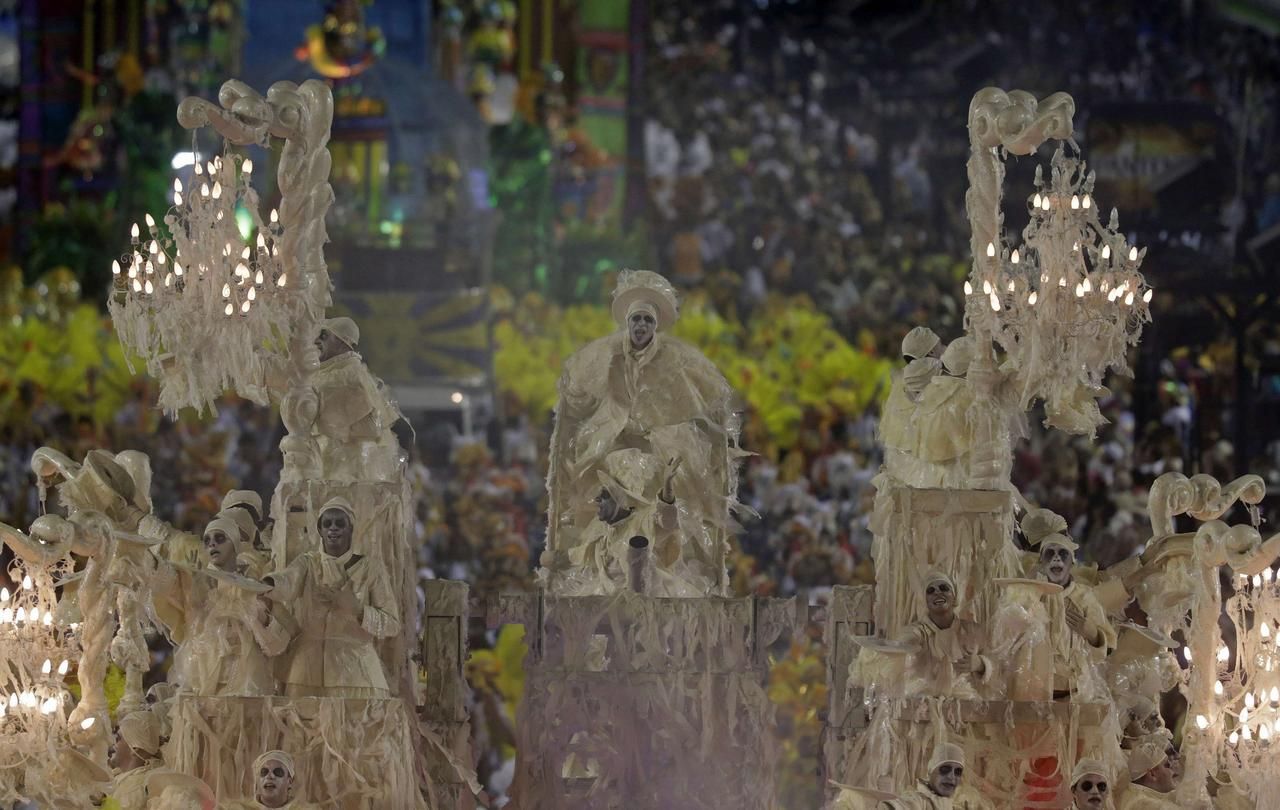 Fotogalerie: Pestrobarevná podívaná z prostředí brazilského karnevalu