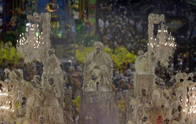 Revellers of the Unidos da Tijuca samba school participate in the annual carnival parade at Rio de Janeiro's Sambadrome, February 10, 2013. REUTERS/Ricardo Moraes (BRAZIL - Tags: SOCIETY) Published: Úno. 11, 2013, 4:49 dop.