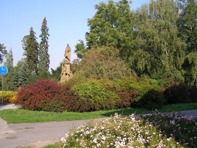 Tyršovy sady před kácením. Revitalizaci kromě stovek stromů a keřů možná bude muset ustoupit i pomník Rudoarmějce.