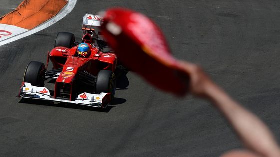 FOTO Kvalifikaci ve španělském přístavu ovládl Němec Vettel