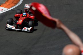FOTO Kvalifikaci ve španělském přístavu ovládl Němec Vettel