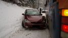 Ve čtvrtek před druhou hodinou odpoledne nabourala řidička u obce Sněhov do projíždějícího autobusu