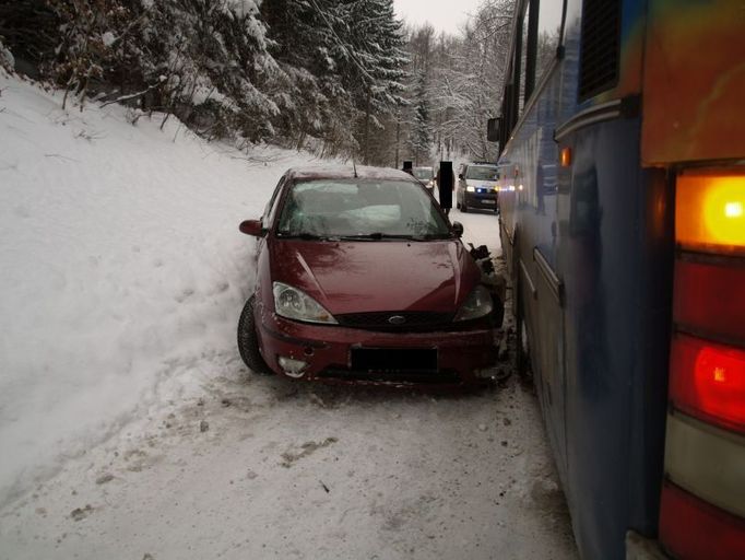 Ve čtvrtek před druhou hodinou odpoledne nabourala řidička u obce Sněhov do projíždějícího autobusu