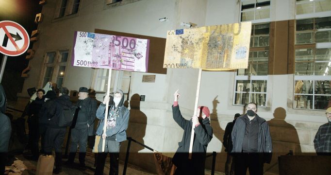 Z dokumentárního snímku Má to cenu!? režiséra Jana Strejcovského, který ukazuje zákulisí trhu s výtvarným uměním.