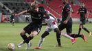 Julian Baumgartlinger a Moussa Diaby v zápase Evropské ligy Slavia Praha - Bayer Leverkusen