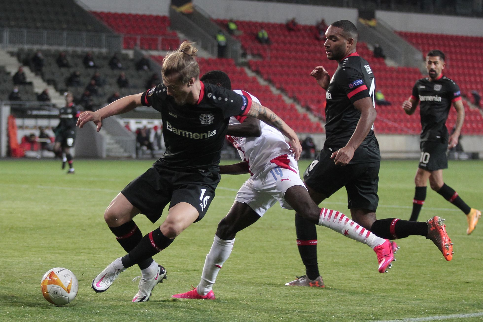 Julian Baumgartlinger a Moussa Diaby v zápase Evropské ligy Slavia Praha - Bayer Leverkusen