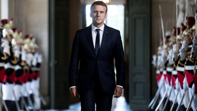 Francouzský prezident Emmanuel Macron před svým slavnostním projevem ve Versailles.
