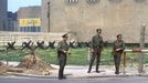 Tři pohraničníci Národní lidové armády NDR hlídkují u spojeneckého kontrolního stanoviště Checkpoint Charlie na Friedrichstraße v Berlíně, srpen 1961.