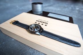 Foto: Čeští hodináři představují luxusní hodinky vyřezané z tanku. Koupit si je mohou jen generálové