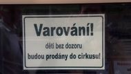 Majitel copy centra PRo - Can na Palmovce chce mít klid, a proto zřejmě na vstupní dveře obchodu nalepil lehce mizantropické varování pro rodiče rozverných dětí.