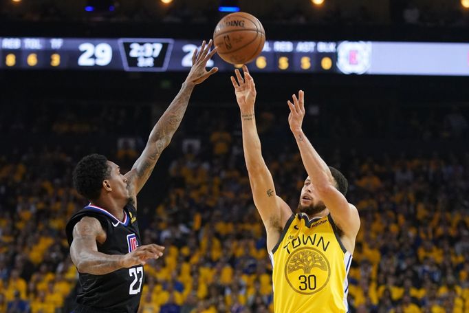 Lou Williams (vlevo) z LA Clippers blokuje střelu Stephena Curryho, hvězdy Golden State