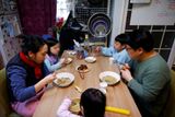 Jen čtyři z obyvatel ostrova jsou děti. Desetiletý Lyoo Chan-hee, jeho mladší sestry Chae-hee (7 let) a tříletá Ye-hee (na fotografii se svými rodiči), a poté jejich devítiletá kamarádka Kim Si-hu.