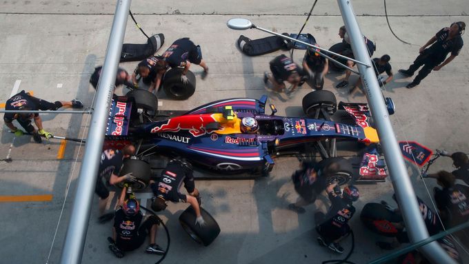 Podívejte se na špatnou práci mechaniků Red Bullu, kteří zničili Danielu Ricciardovi úspěšně rozjetý závod v Malajsii.