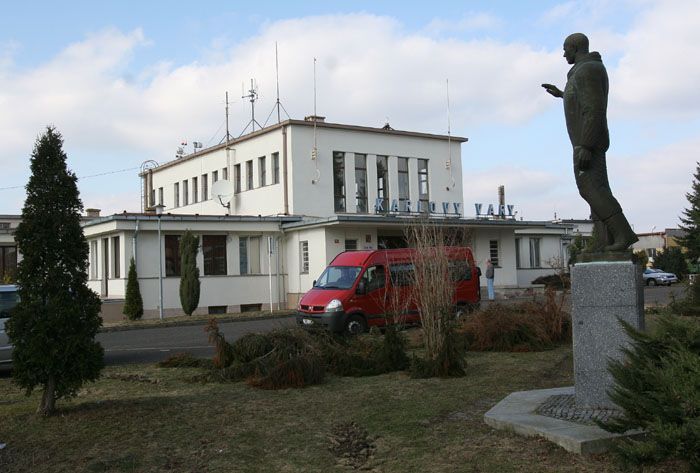 Socha Jurije Gagarina před karlovarským letištěm
