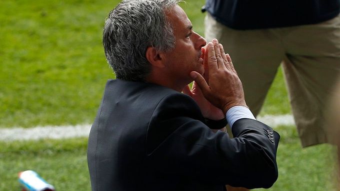 José Mourinho zdraví fanoušky před zahájením zápasu prvního kola Premier League