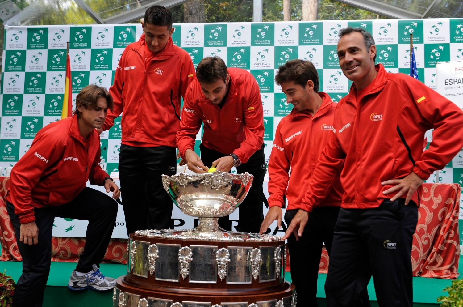 Španělští tenisté David Ferrer, Nicolas Almagro, Marcel Granollers, Marc Lopez a kapitán Alex Corretja během oficiálního losování semifinálových utkání Davis Cupu 2012.