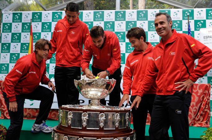 Španělští tenisté David Ferrer, Nicolas Almagro, Marcel Granollers, Marc Lopez a kapitán Alex Corretja během oficiálního losování semifinálových utkání Davis Cupu 2012.