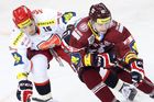 Oba týmy se na úvod vyřazovacích bojů zaměřily zejména na pozornou defenzivu, i tak se ale hrál rychlý hokej.